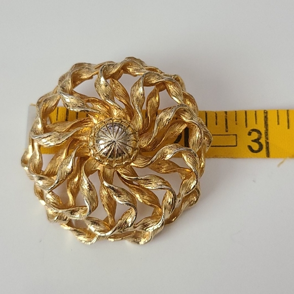 Hattie Carnegie Goldtone Brooch - Picture 5 of 5